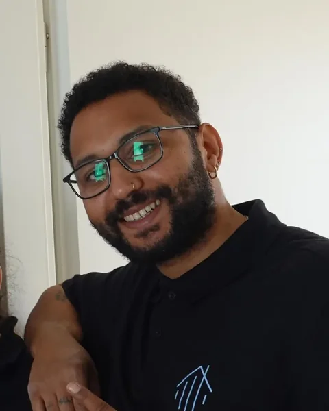 Joan Vieira Amigo, Inhaber von Amigos Gebäudeservice, im schwarzen Firmen-Poloshirt