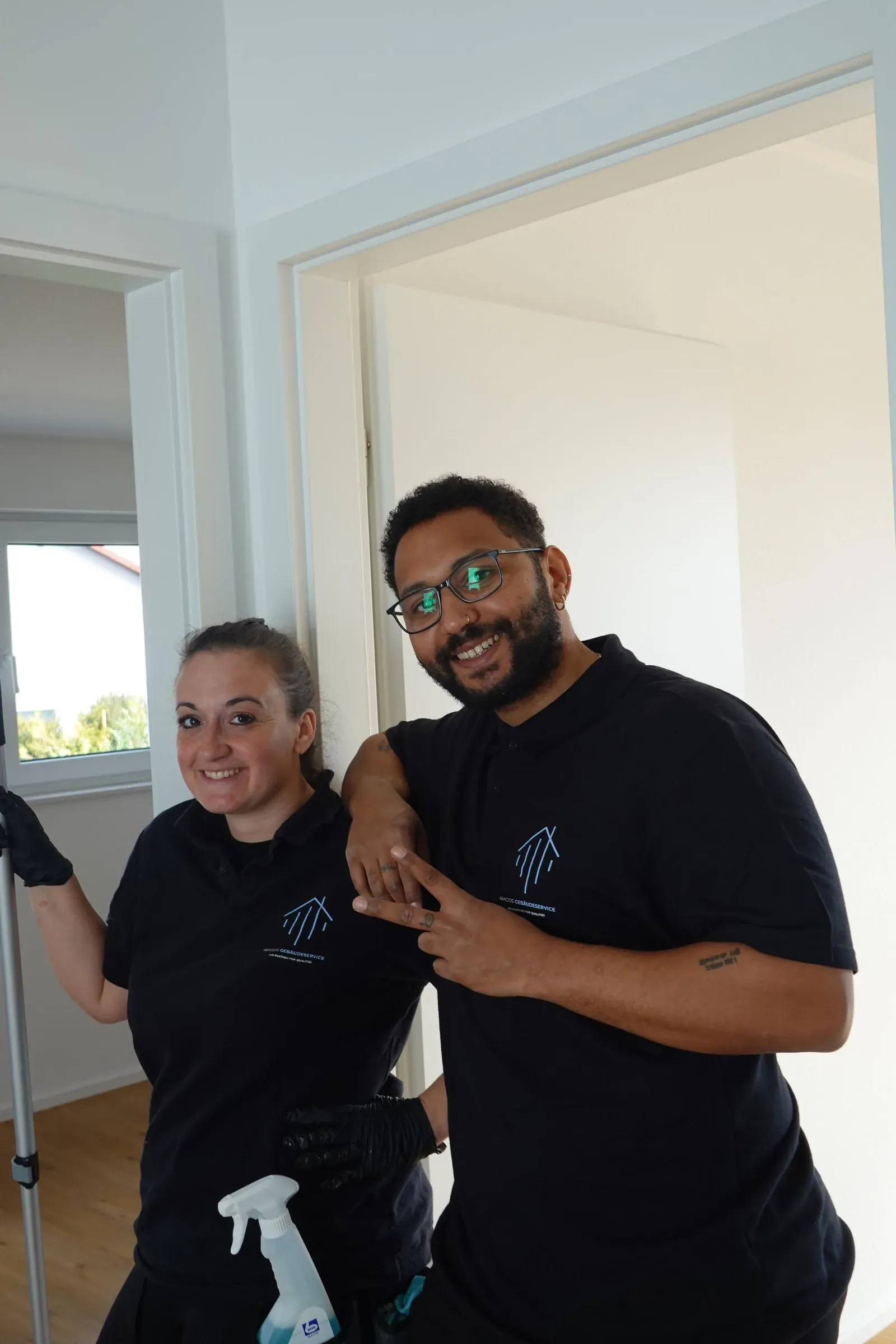 Inhaber Joan Vieira Amigo lacht mit einer Mitarbeiterin in einer hellen Wohnung