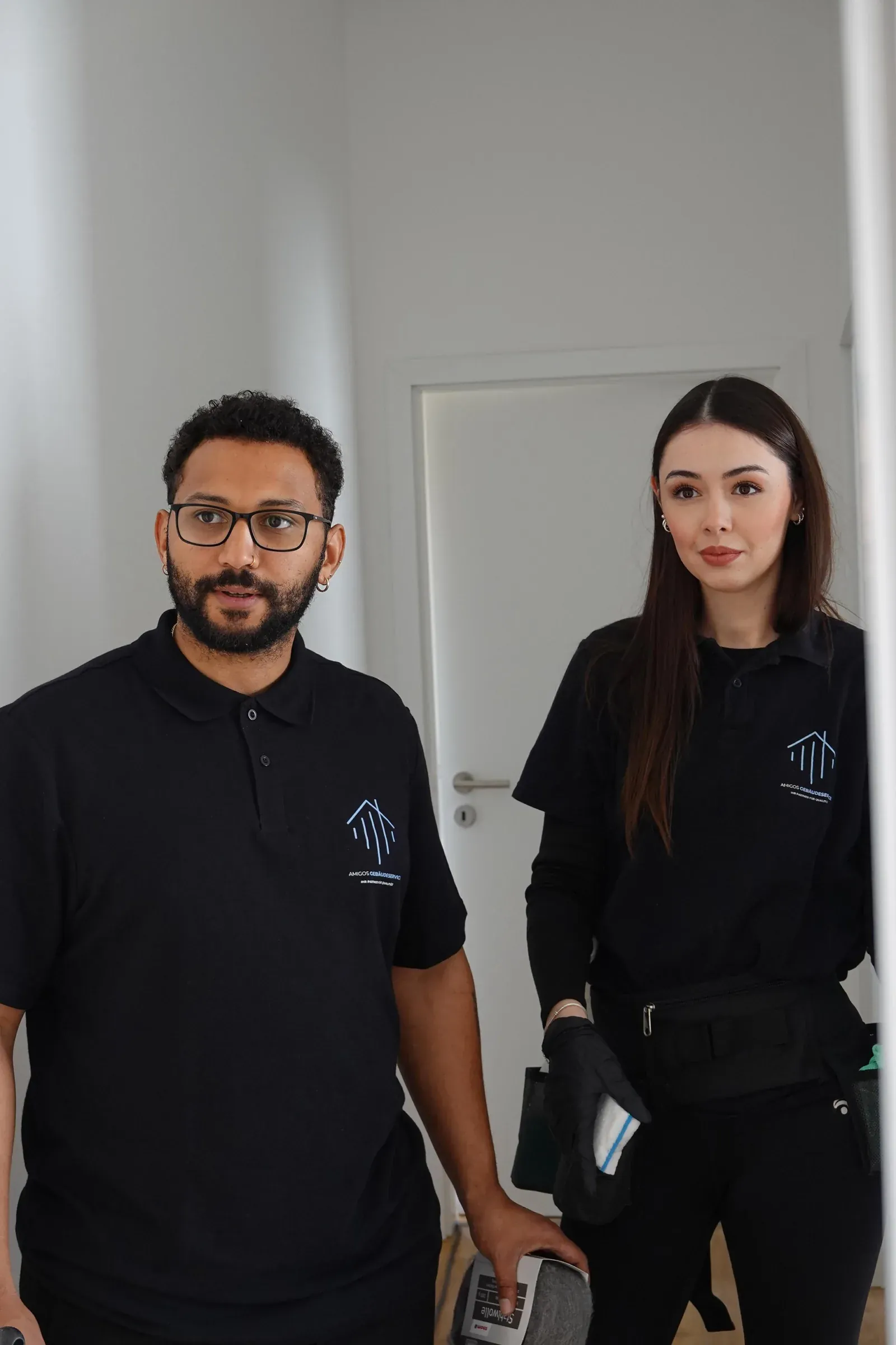 Joan Vieira Amigo und eine Mitarbeiterin in Arbeitskleidung in einer hellen Wohnung